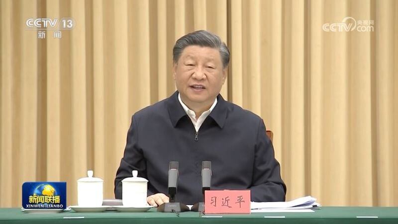 习近平结束金砖国家领导人会议，未回北京，而是直接赴新疆考察，他26日于新疆乌鲁木齐，听取新疆维吾尔自治区党委和政府、新疆生产建设兵团工作汇报。（视频截图/CCTV）