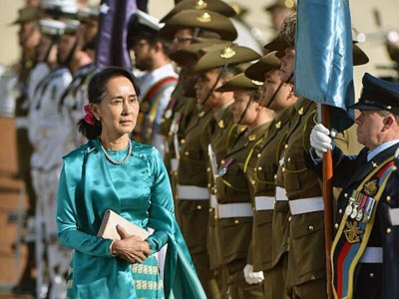 Aung San Suu Kyi (L) receives an official welcome during her visit to Parliament House in Canberra, Australia, March 19, 2018. 