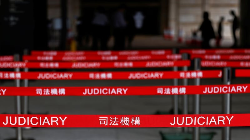 2021 年 9 月 10 日，香港举行的支联会听证会之前，在西九龙裁判法院大楼内等候区。（路透社）