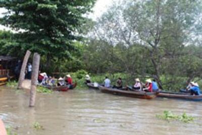 Khách du lịch đi xuồng ba lá ở miền Tây hôm 7/6/2013. RFA PHOTO.