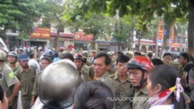 Công an tập trung quanh toà án đông hơn dân. Courtesy nuvuongcongly