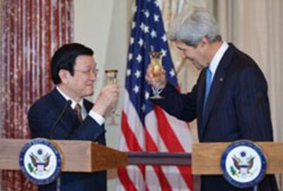 Ngoại trưởng Mỹ John Kerry và Chủ tịch Việt Nam Trương Tấn Sang (T) tại Bộ Ngoại giao Hoa Kỳ ở Washington, DC trưa 24/7/2013. AFP PHOTO.