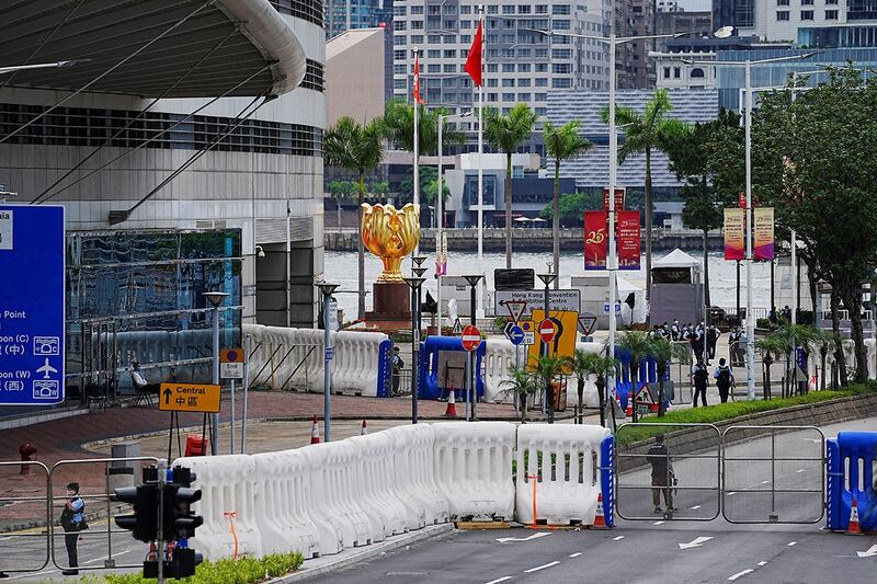 2022 年 6 月 29 日，香港警方在主权移交 25 周年前，封锁港岛会展区域。（路透社）