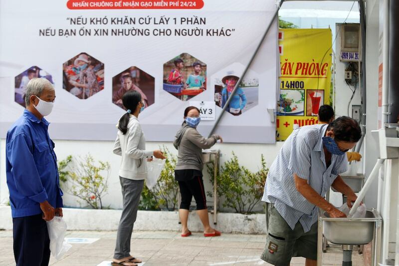 Hình minh hoạ. Người xếp hàng lấy gạo miễn phí ở TP. Hồ Chí Minh hôm 11/4/2020