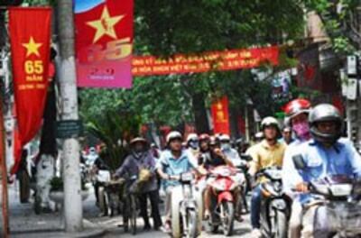 Áp phích băng rôn chào mừng Quốc Khánh 2/9 tại Hà Nội, ảnh chụp hôm 31/8/2010. AFP photo/Hoang Dinh Nam.