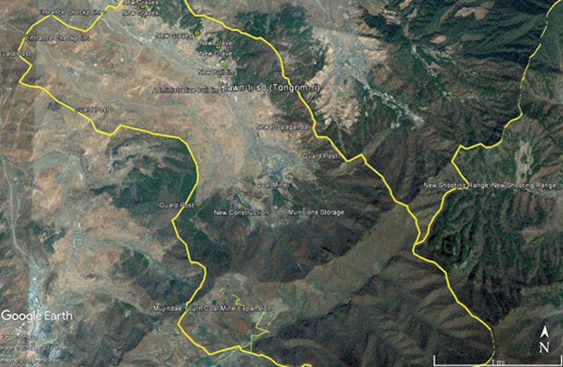 ‘동림리 수용소' 내에 새로 조성된 탄광(중앙). 이 탄광은 남쪽의 ‘무진대청년탄광'과 연결돼 있으며, 새로 만든 도로와 철도를 이용해 광물을 수용소 외부로 운송한다. 사진-구글 어스 캡쳐/커티스 멜빈 제공