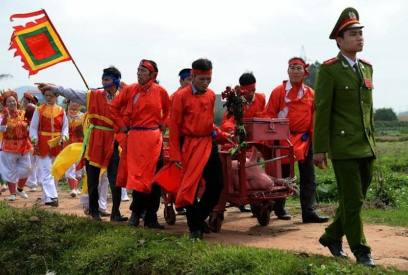 Dân làng trong trang phục lễ hội chuẩn bị cho lễ hội chém lợn ở Tỉnh Bắc Ninh ngày 24/2/2015.