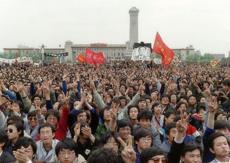 1989年4月22日，在天安门广场，学生哀悼前共产党领导人中的自由派胡耀邦的去世。（法新社）