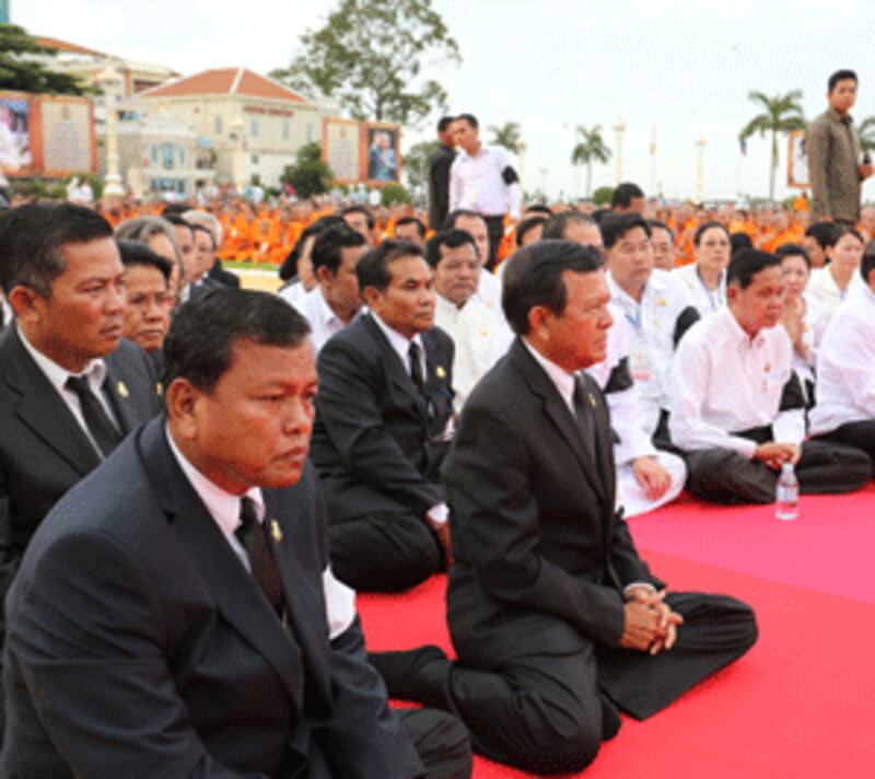 Deputy CNRP chief Kem Sokha (C) leads the party delegation at the ceremony. 