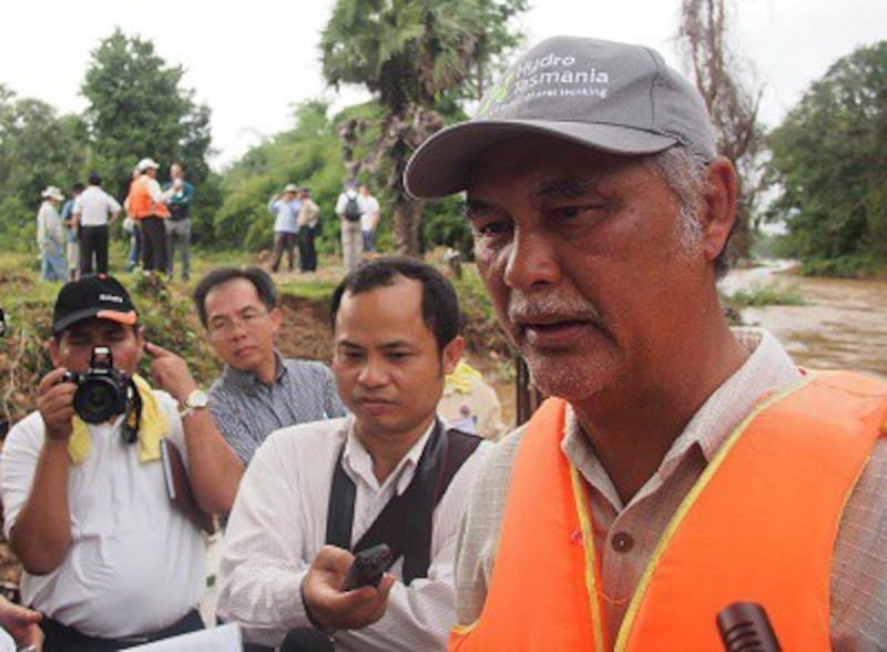 Deputy Minister of Energy and Mines Viraponh Viravong speaks to reporters near the future Don Sahong dam site, Nov. 10, 2013. Photo credit: RFA.