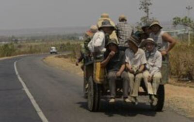 Xe chở người dân trên đường đi làm về tại tỉnh Gia Lai hôm 11 tháng 3 năm 2013. AFP PHOTO.