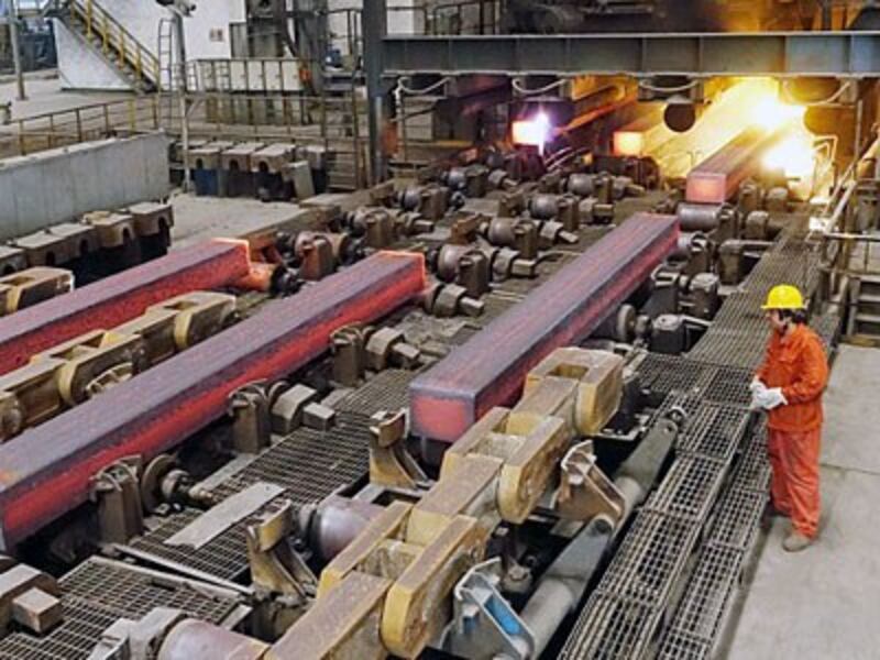 A Chinese worker watches the production of alloy steel products at a plant operated by Dongbei Special Steel Group Company, Ltd., in Dalian, northeastern China's Liaoning province, April 27, 2016.