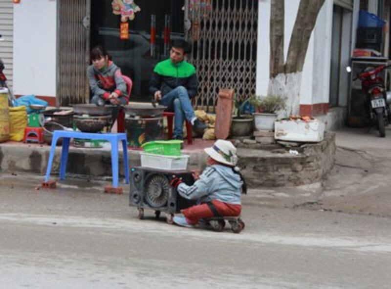 Một người khiếm thị trên đường kiếm cơm ở Đồng Đăng, Lạng Sơn. RFA photo