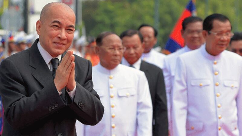 Cambodia's King Norodom Sihamoni (L) arrives for the opening ceremony of parliament at the National Assembly building in Phnom Penh, Sept.5, 2018.