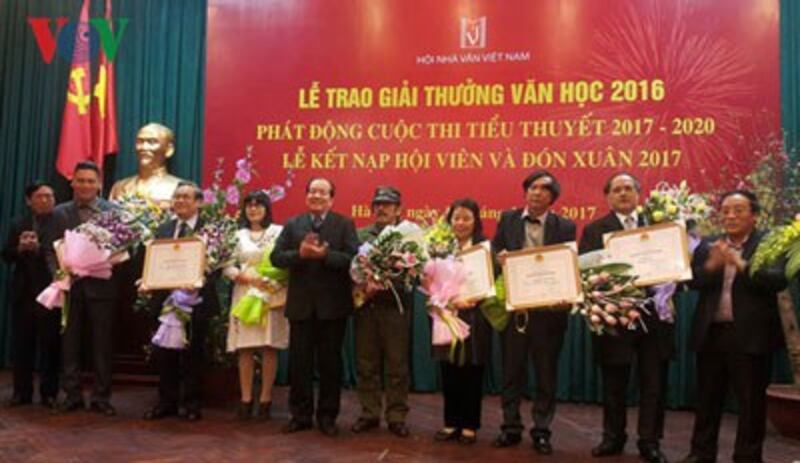 Các tác giả đạt giải thưởng Văn học năm 2016.