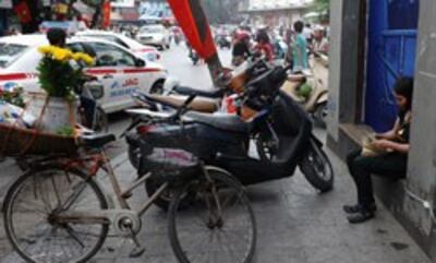 Một người bán hoa trên đường phố Hà Nội đếm tiền hôm 07/2/2013. AFP photo