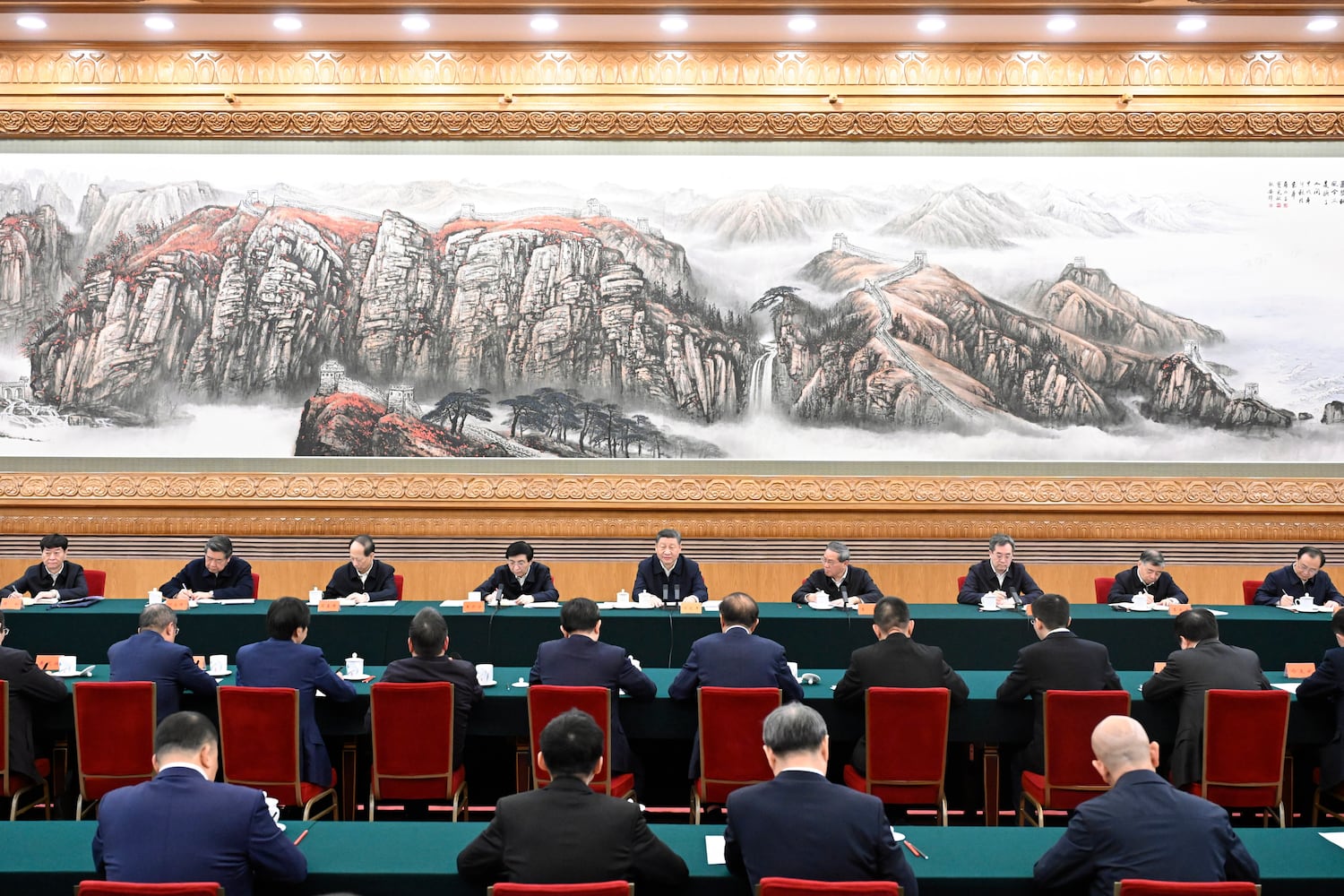 2025年2月17日，中国领导人习近平在北京参加与民营企业家的座谈会。