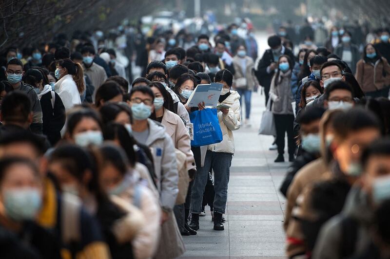 2021年11月28日，考生在武汉市排队参加公务员考试。（法新社图片）