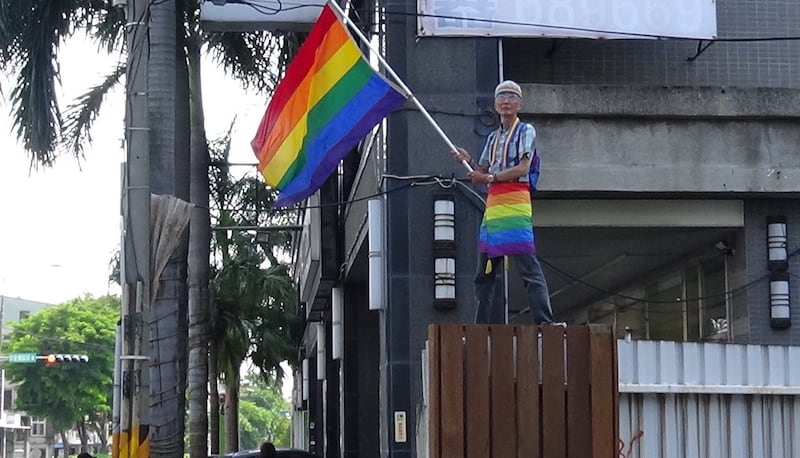 祁家威总是站在游行制高点。（记者夏小华摄）