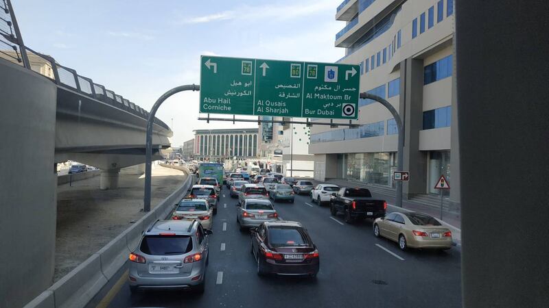 前往杜拜城区的道路。（照片提供／陈米森）