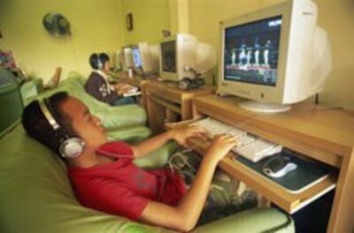 Một bạn tuổi teen đang chơi game online tại Bangkok, Thái Lan. AFP photo