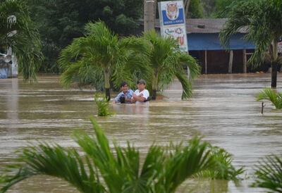 Người dân ở phường Nhơn Phú, tỉnh Quy Nhơn đang chờ cứu hộ hôm 16/11. Photo courtesy of TTO.