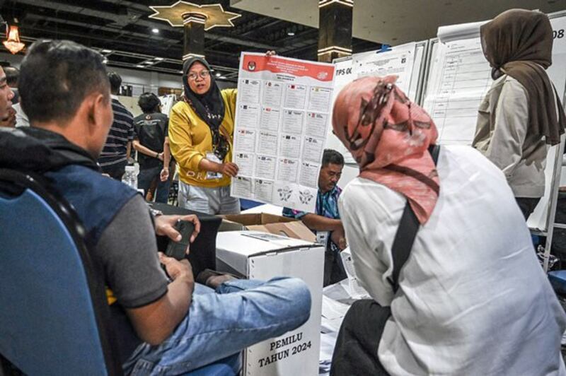 Indonesian election officers count votes at the Kuala Lumpur World Trade Center, one of six such centers manned by 1,500 officials from neighboring Malaysia, Feb. 14, 2024. (S. Mahfuz/BenarNews)