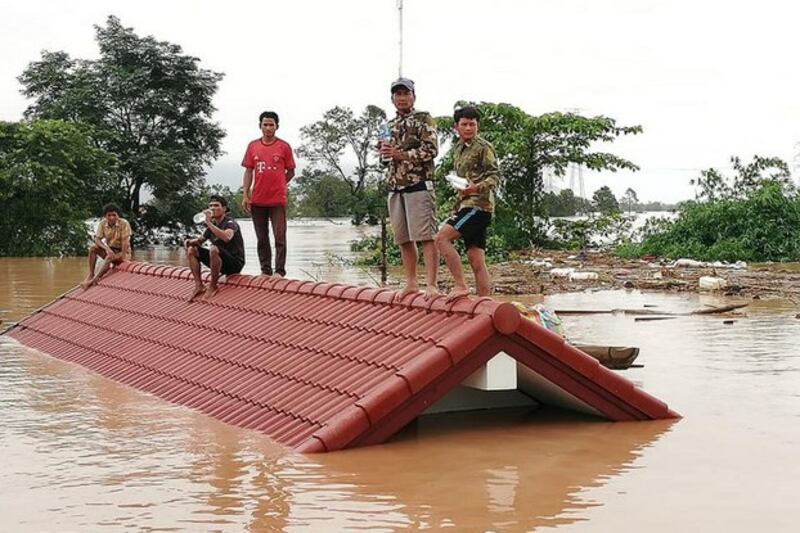 Cảnh tượng người dân leo lên nóc nhà sau khi đập Xe Pian- Xe Namnoy vỡ.