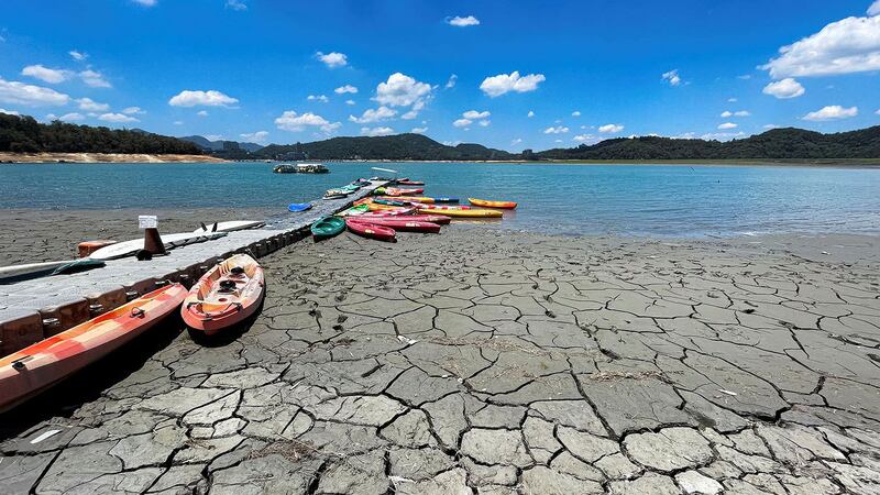 今年台湾西部面临大旱，5月初夏日月潭一度浮现龟裂湖景。（路透社）