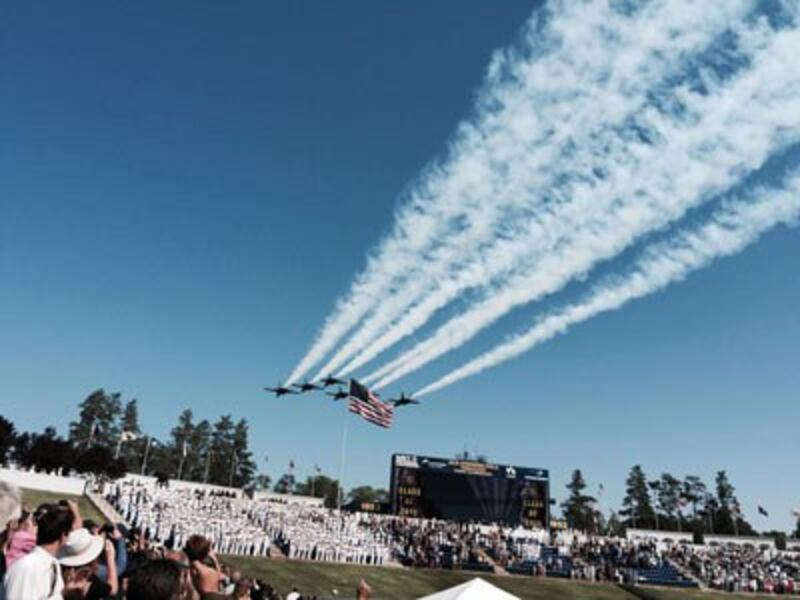 Màn biểu diễn trên không của Phi đội Blue Angels tại Lễ tốt nghiệp của các tân sĩ quan Hải quân ở Học viện Hải quân Hoa Kỳ Annapolis, tiểu bang Maryland, hôm thứ Sáu, 22/5/2015. RFA PHOTO/Hòa Ái.