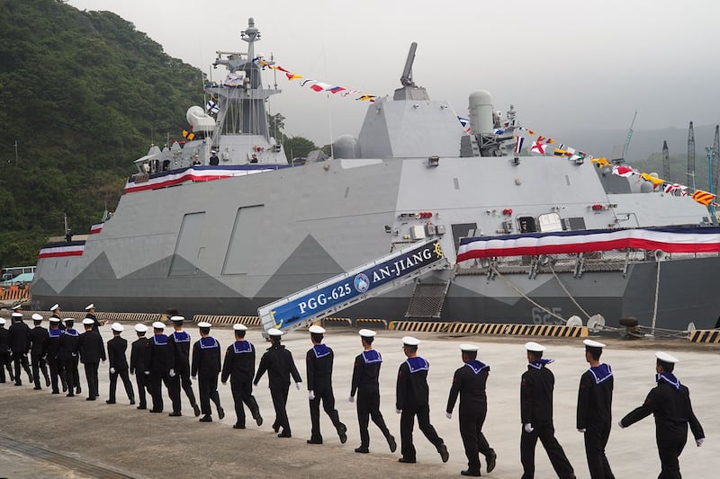 2024年3月26日，在台湾宜兰苏澳海军基地，海军高效能舰艇安江及万江军舰交舰典礼仪式。（法新社）