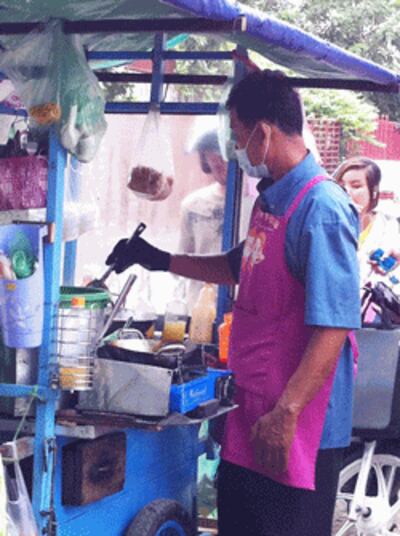 Người Khmer Krom gốc Trà Vinh bán mì xào ở Phnom Penh- RFA photo