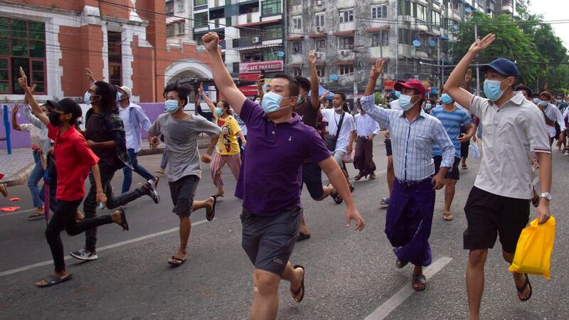 缅甸民众在街头抗议。（AP）