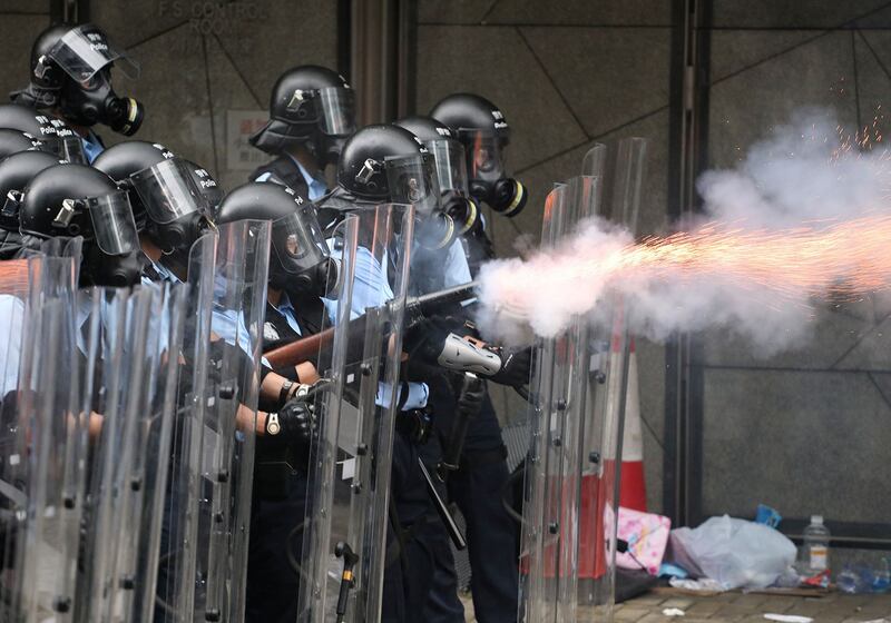 2019年6月12日，反《逃犯条例》的示威活动中，警察向示威者发射催泪弹。（路透社）