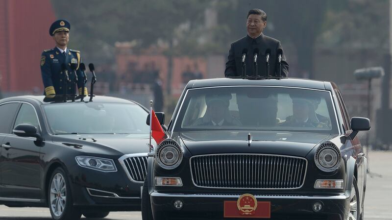 中国国家主席习近平（右）在庆祝中国国庆70周年的阅兵式上。（美联社）