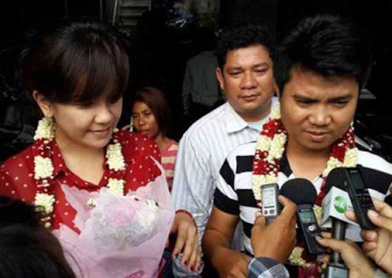 Tut Chanpanha (r) and Sok Dalis (l) speak to reporters in Phnom Penh after their release, Aug. 20, 2013. Photo credit: RFA.