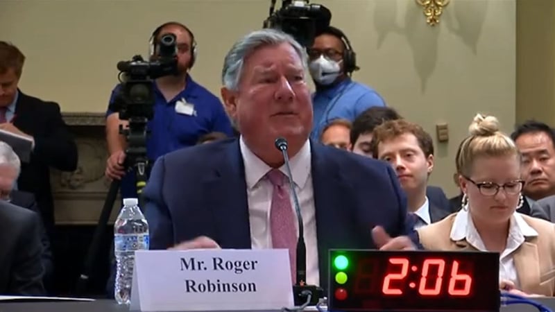 前美国国会美中经济与安全审查委员会（USCC）主席罗杰·罗宾逊（Roger Robinson）建议，不符合标准的、由中共控制的公司应在180天内从美国的交易所退市或注销，并禁止全世界的美国人持有这些公司的证券、基金及其他投资产品。（听证会直播截图）