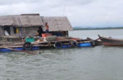 Ngư dân Thái Lan nuôi cá trên biển Andaman. RFA PHOTO.