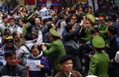 Công an ngăn cản người biểu tình chống Trung Quốc tại Hà Nội hôm 09/12/2012. AFP photo