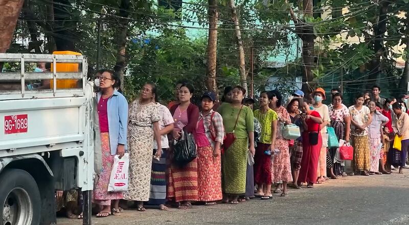 Long palm oil lines, such as this one in suburban Yangon, are now common in Myanmar. One woman told RFA that people sometimes overheated and fainted while waiting. Credit: RFA