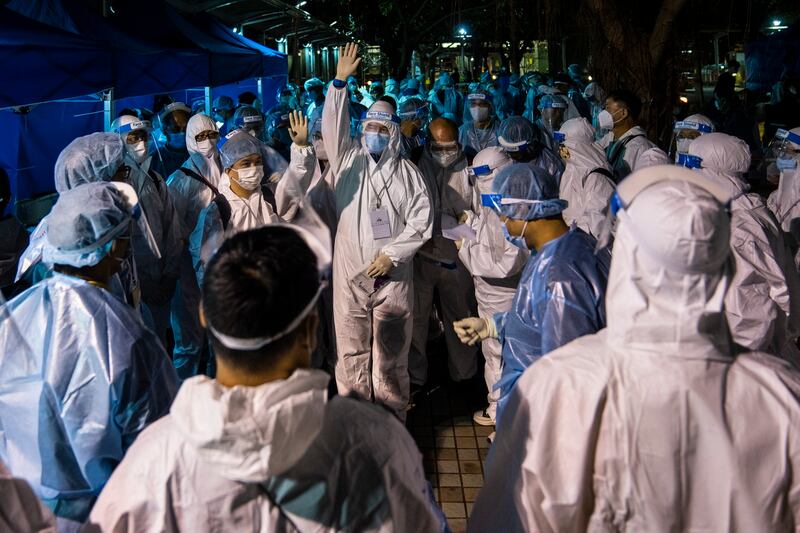 香港病毒检测目前由政府人员和外包的私营集团负责，但由于人手不足，香港检测量也远远跟不上Omicron传染爆发的速度，市民的检测报告落后数日至一星期。（摄影／陈朗熹）