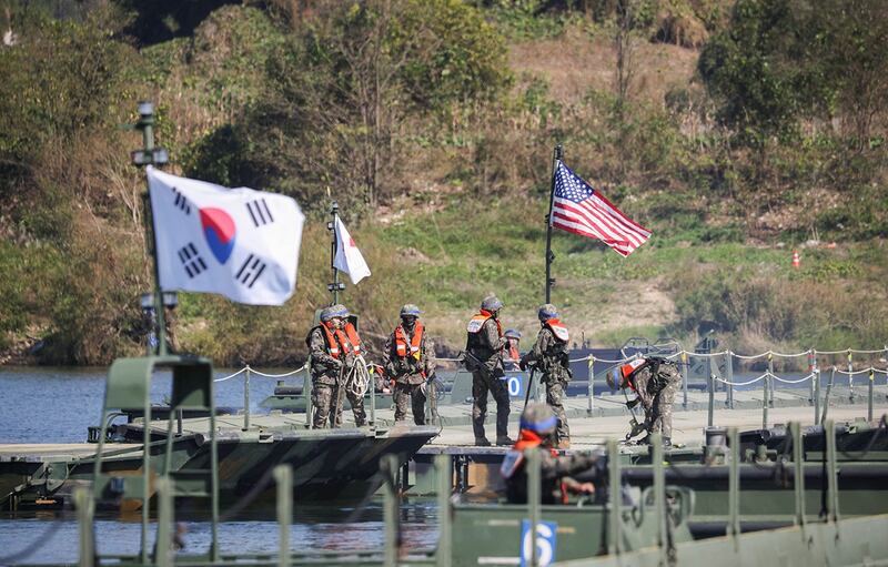 2022 年 10 月 19 日，韩国士兵在韩国骊州参加与美军的联合渡河行动演习。（路透社）