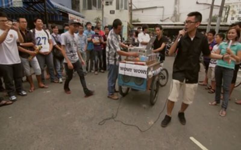 Nguyễn Vũ Sơn trong video clip biểu diễn Rap trên đường phố Việt Nam. Screen capture.