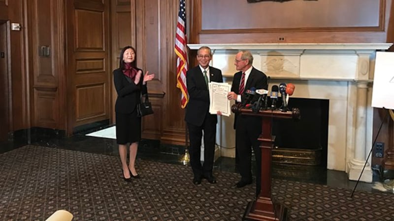 联邦参议院外交事务委员会主席里施（Jim Risch）向驻美国台北经济文化代表处大使高硕泰赠送了两周前参议院通过的《重新确认美国对台及对执行台湾关系法承诺》决议案精引本。（记者王允摄影）