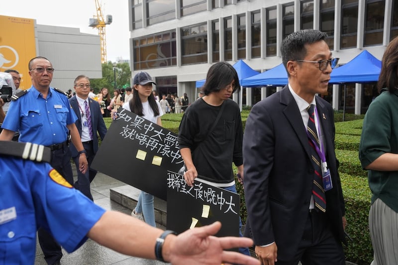 大學保安及學生事務處將兩人帶到辦公室。（讀者提供）