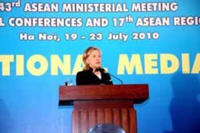 Ngoại trưởng Mỹ Hillary Clinton trả lời báo chí bên lề hội nghị khu vực ASEAN 17 hôm 23-07-2010. Photo courtesy of U.S. Embassy/Minh Ngo.