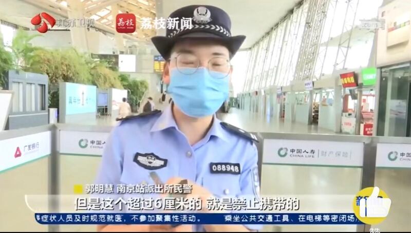 南京站派出所警察讲述新措施内容。（网络视频截图）