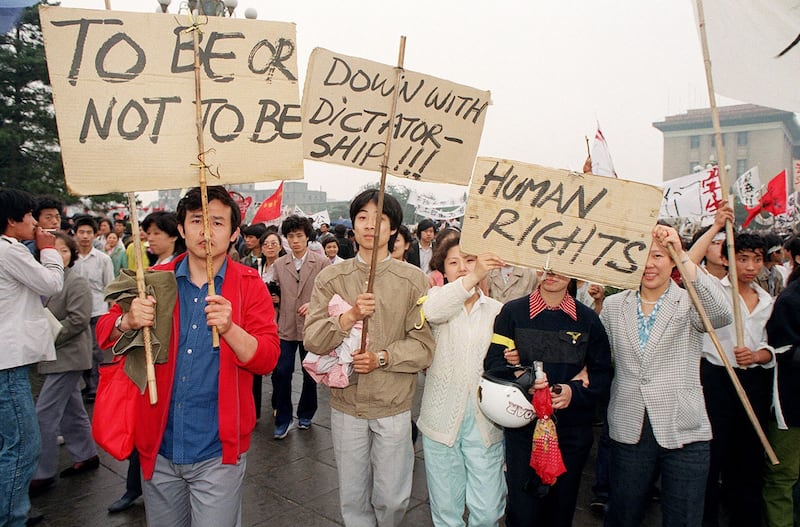 1989年5月18日，北京群众继续上街支持绝食学生。（法新社）