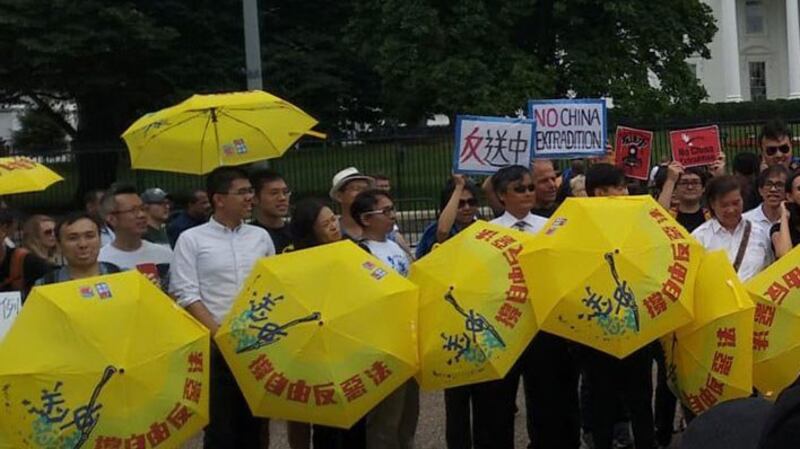 2019年6月9日，民主人士在白宫外示威反对香港逃犯条例。(参与者提供)