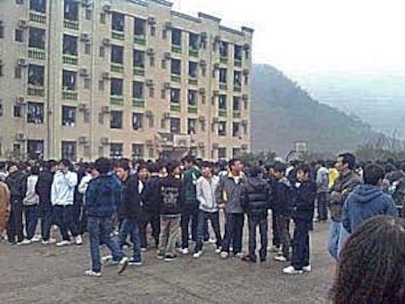 canteen_students2_305.jpg